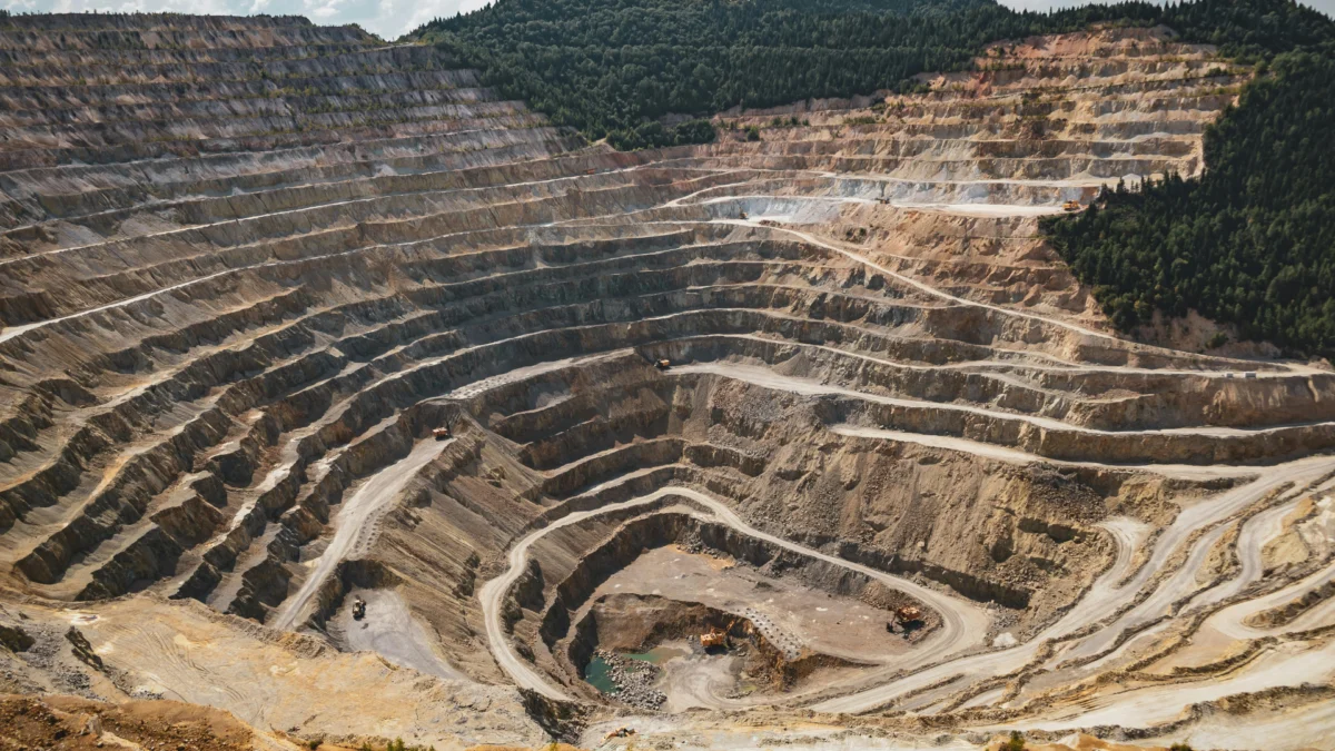Operação de mineração a céu aberto exemplificando o suporte técnico necessário para licenciamento mineral e projetos de pesquisa ANM. A imagem representa o trabalho de campo da consultoria geológica GeoBitte em regularizar áreas minerárias.