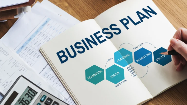 Caderno escrito 'Business Plan' com título sobre plano de negócios de água mineral