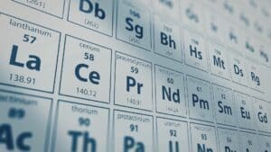 Imagem da tabela periódica com destaque para elementos de terras raras, como lantânio, cério, praseodímio e neodímio, relacionados a minerais estratégicos e à mineração