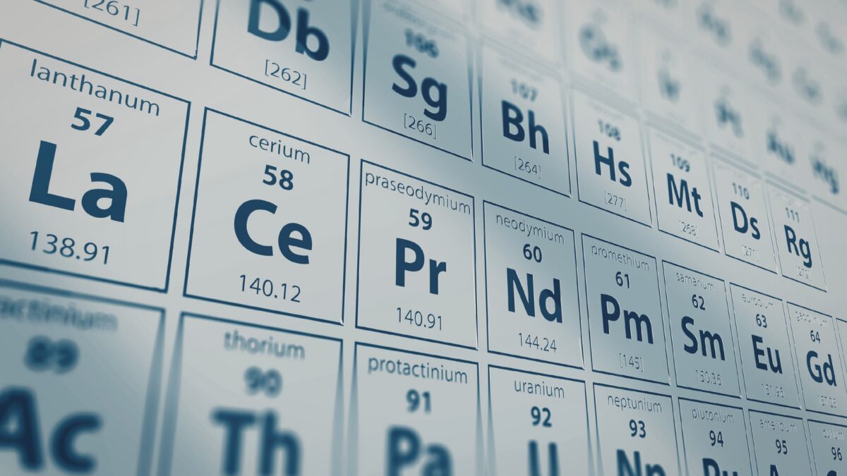 Imagem da tabela periódica com destaque para elementos de terras raras, como lantânio, cério, praseodímio e neodímio, relacionados a minerais estratégicos e à mineração